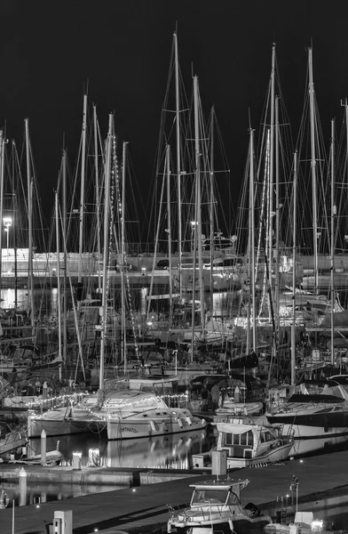 Itálie, Sicílie, Středozemní moře, Marina di Ragusa; 15. prosince 2015, luxusní jachty s vánoční osvětlení v přístavu v noci - Editorial — Stock fotografie