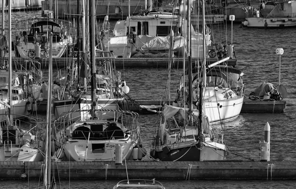 Włochy, Sycylia, Morze Śródziemne, Marina di Ragusa; 4 lutego 2016, łodzie i luksusowe jachty w przystani - Redakcja — Zdjęcie stockowe