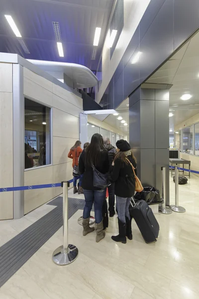 Italia, Sicilia; 17 enero 2014, Comiso Aeropuerto, los pasajeros que van a los controles de seguridad antes de embarcar - EDITORIAL —  Fotos de Stock