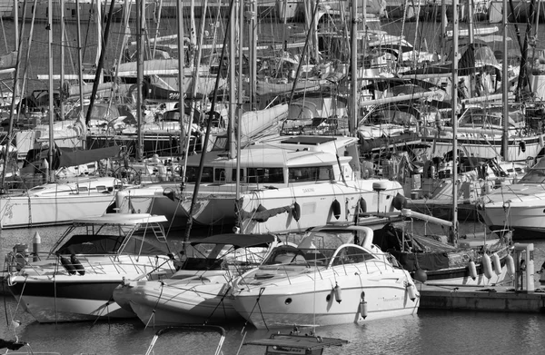 Ιταλία, Σικελία, στη Μεσόγειο θάλασσα, Marina di Ragusa? 23 Οκτωβρίου 2015, θέα στα Πολυτελή yachts στη Μαρίνα - συντακτική — Φωτογραφία Αρχείου
