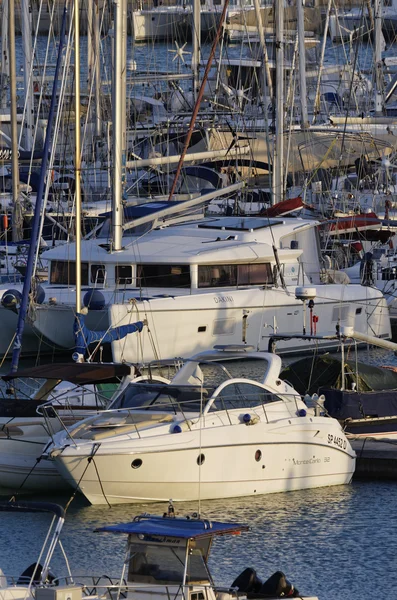 Itália, Sicília, Mar Mediterrâneo, Marina di Ragusa; 10 Janeiro 2016, iates de luxo na marina ao pôr do sol - EDITORIAL — Fotografia de Stock