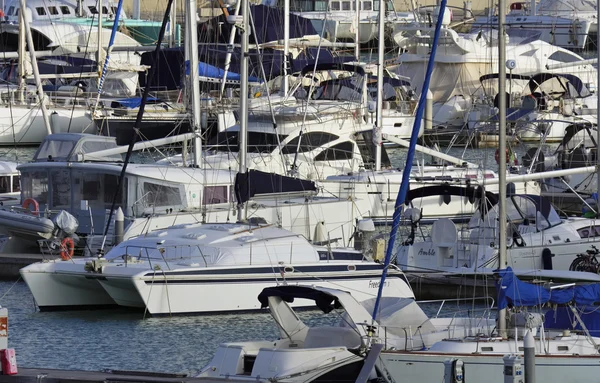 Italia, Sicilia, Mar Mediterráneo, Marina di Ragusa; 8 Enero 2016, vista de yates de lujo en el puerto deportivo - EDITORIAL —  Fotos de Stock