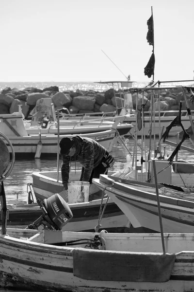 Itálie, Sicílie, Středozemní moře, Punta Secca (provincie Ragusa); 02 únor 2016, dřevěné rybářské lodě v přístavu - Editorial — Stock fotografie