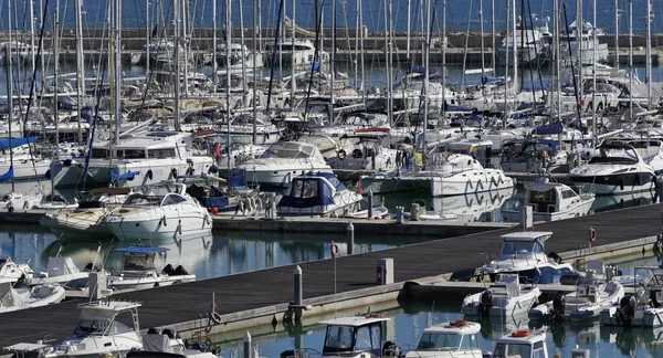 Italia, Sicilia, Mar Mediterraneo, Marina di Ragusa; 10 novembre 2015, veduta di yacht di lusso nella marina - EDITORIALE — Foto Stock