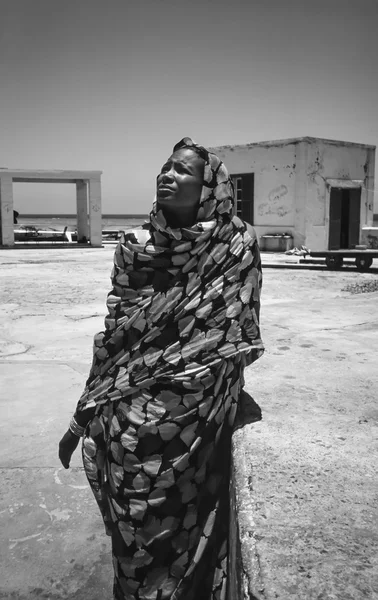 SUDAN, Faro del Arrecife de Sanghaneb; 13 de noviembre de 2002, Mujer sudanesa vestida de manera tradicional (SCAN DE PELÍCULA) - EDITORIAL — Foto de Stock