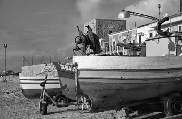 Italy, Sicily, Mediterranean sea, Punta Secca (Ragusa Province), wooden fishing boats ashore — Stock Photo, Image