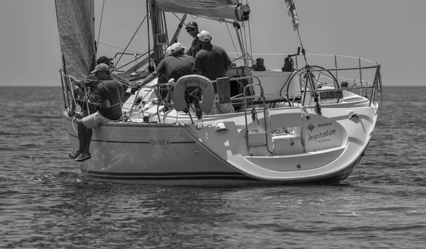 イタリア、シチリア島、内陸海;2012 年 6 月 30 日、レース - 編集中にヨット — ストック写真