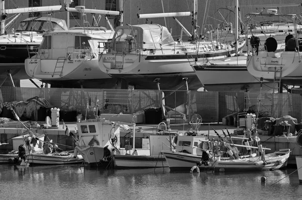 Itálie, Sicílie, Středozemní moře, Marina di Ragusa; 6. února 2016, dřevěných rybářských člunů a luxusní jachty na břeh v boatyard v přístavu - Editorial — Stock fotografie