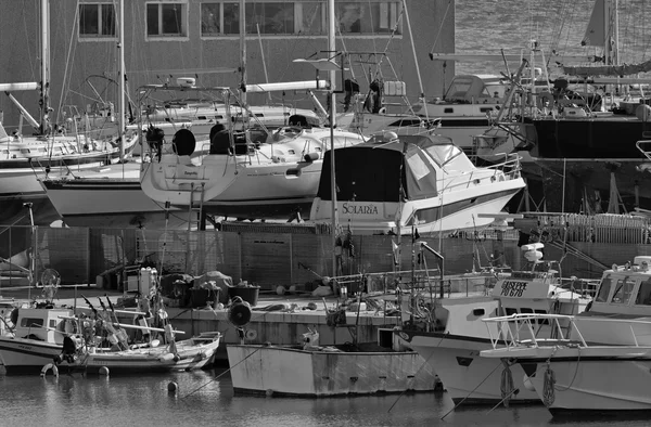 Itália, Sicília, Mar Mediterrâneo, Marina di Ragusa; 6 Fevereiro 2016, barcos de pesca de madeira e iates de luxo em terra em um estaleiro na marina - EDITORIAL — Fotografia de Stock