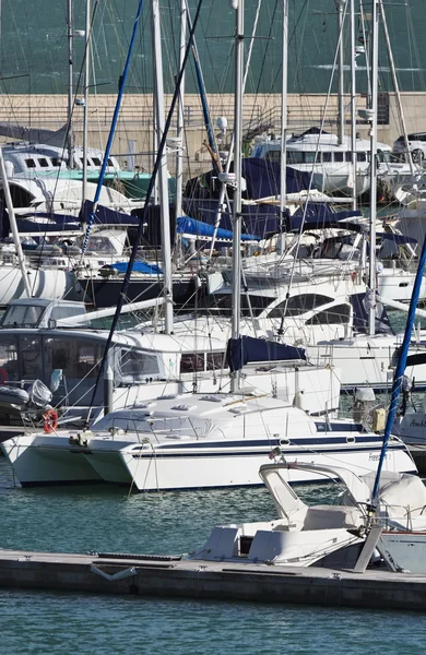 Itália, Sicília, Mar Mediterrâneo, Marina di Ragusa; 5 Fevereiro 2016, vista de iates de luxo na marina - EDITORIAL — Fotografia de Stock