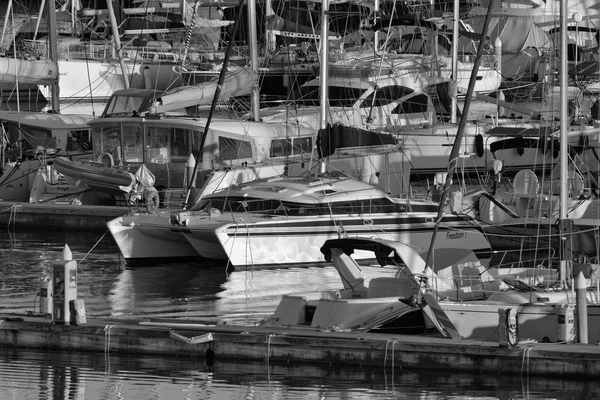 Włochy, Sycylia, Morze Śródziemne, Marina di Ragusa; 10 listopada 2015 widok luksusowych jachtów Marina - Redakcja — Zdjęcie stockowe