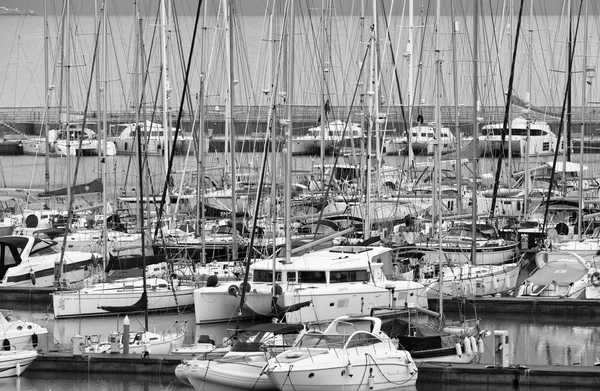 Italia, Sicilia, Mar Mediterraneo, Marina di Ragusa; 6 gennaio 2016, veduta di yacht di lusso nella marina - EDITORIALE — Foto Stock