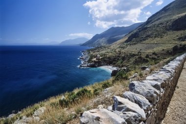 İtalya, Sicilya, Tiren Denizi, görünümü Sicilya rocky sahil yakınındaki San Vito Lo Capo (Zingaro Milli Parkı) - Film tarama
