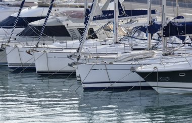 İtalya, Sicilya, Akdeniz, Marina di Ragusa; 26 Aralık 2015, marina - içerik görünümü Lüks Yatlar