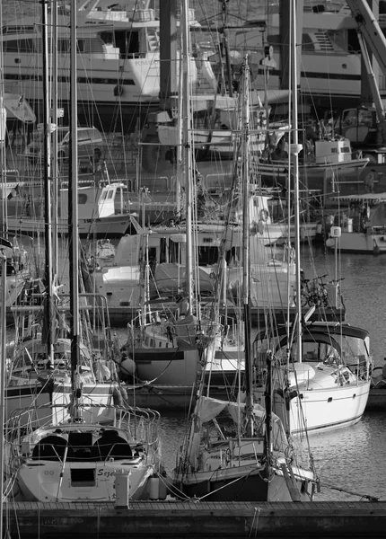 İtalya, Sicilya, Akdeniz, Marina di Ragusa; 15 Aralık 2015, marina - içerik görünümü Lüks Yatlar — Stok fotoğraf