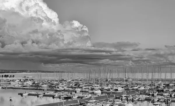 Itália, Sicília, Mar Mediterrâneo, Marina di Ragusa; 30 Outubro 2015, vista de iates de luxo na marina - EDITORIAL — Fotografia de Stock