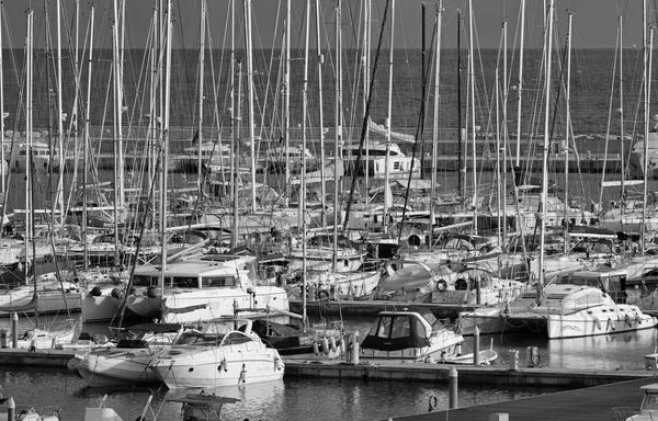 Italia, Sicilia, Mar Mediterráneo, Marina di Ragusa; 20 Diciembre 2015, vista de yates de lujo en el puerto deportivo - EDITORIAL —  Fotos de Stock