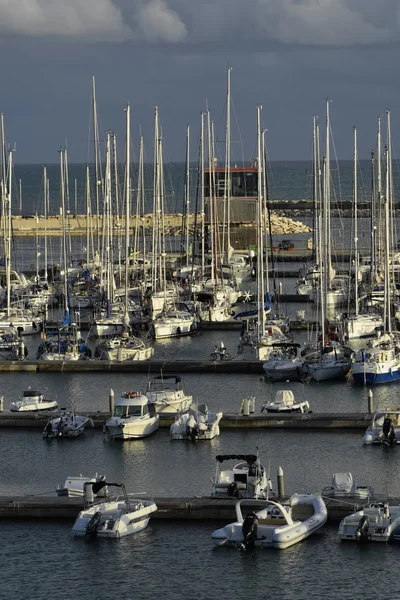 Italia, Sicilia, Mar Mediterráneo, Marina di Ragusa; 10 octubre 2015, vista de yates de lujo en el puerto deportivo - EDITORIAL — Foto de Stock