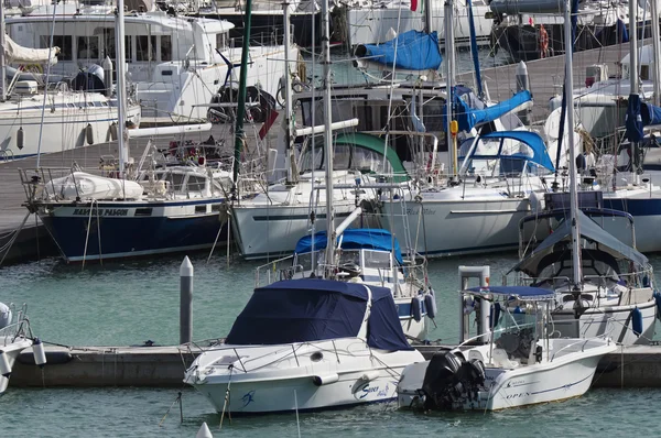 Italia, Sicilia, Mar Mediterráneo, Marina di Ragusa; 4 Febrero 2016, barcos y yates de lujo en el puerto deportivo - EDITORIAL —  Fotos de Stock