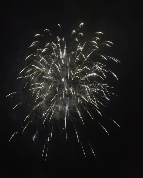 Italien, Sizilien, Marina di Ragusa, Feuerwerk in der Nacht — Stockfoto