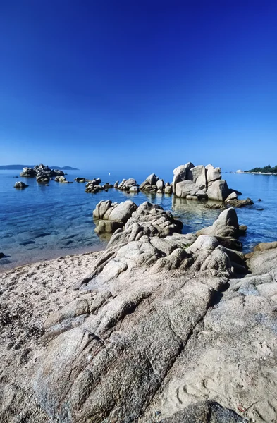 フィルム スキャン - 岩が多い海岸線のフランス、南コルシカ島アジャクシオ、ティレニア海ビュー — ストック写真