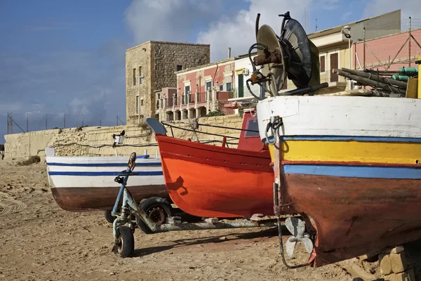 İtalya, Sicilya, Akdeniz, Punta Secca (Ragusa eyaletinde), ahşap balıkçı tekneleri karaya — Stok fotoğraf