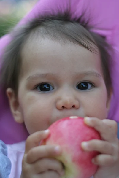 The eight-months girl eating fresh apple — Stock Photo, Image