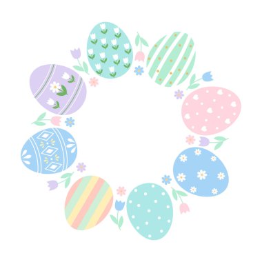 Renkli yumurta ve küçük bahar çiçeklerinden yapılmış yuvarlak Paskalya çelengi..