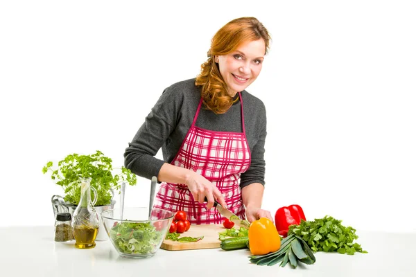 Mujer cocinando en la cocina. — Foto de Stock