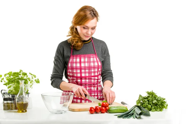 Femme cuisine dans la cuisine. — Photo