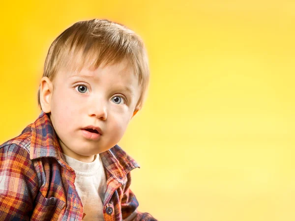 Schattig gelukkig kleine jongen — Stockfoto