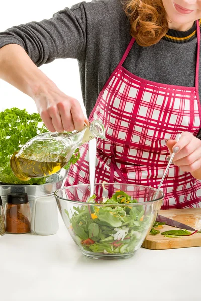 Femme cuisine dans la cuisine. — Photo