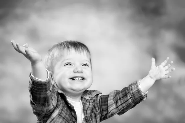 Entzückender glücklicher kleiner Junge — Stockfoto