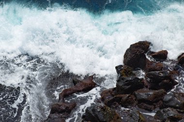 Su, dalgalar ve kayalar