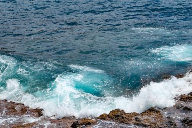 Su, dalgalar ve kayalar