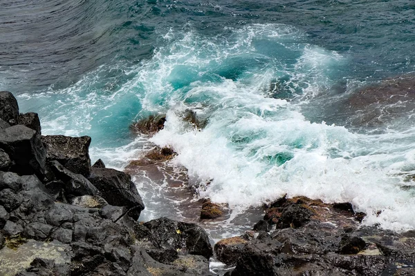 Água, ondas e rochas — Fotografia de Stock