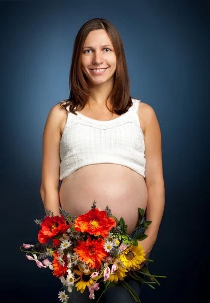 Vacker ung gravid kvinna — Stockfoto