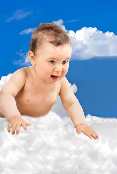 Rozkošné dítě vystupují proti zatažené obloze na pozadí — Stock fotografie