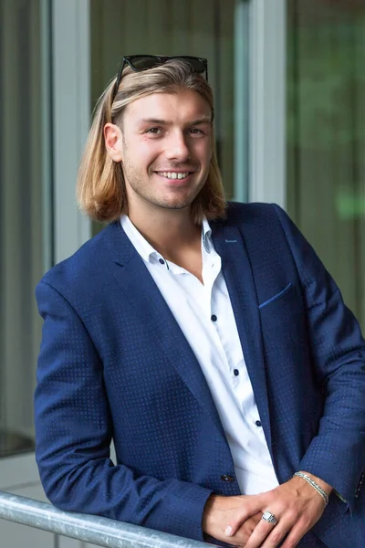 Retrato de homem elegante bonito jovem. Retrato de moda ao ar livre. — Fotografia de Stock