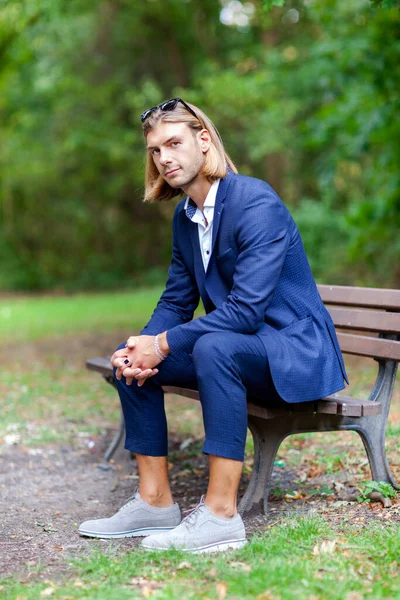 Portrait of young handsome stylish man. Outdoor fashion portrait. — Stock Photo, Image