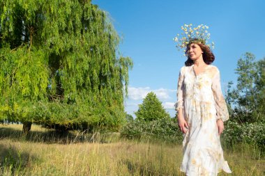 Güzel romantik esmer, yetişkin kadın dışarıda poz veriyor.