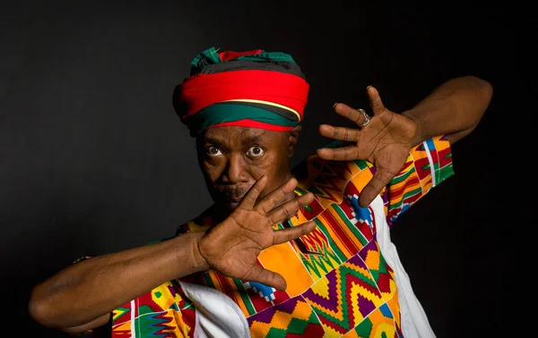 Африканський чоловік у традиційному одязі, на сірому фоні. — стокове фото