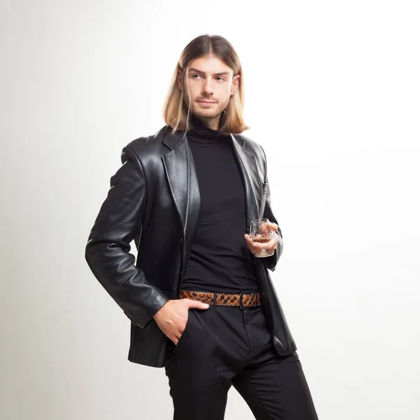 Retrato Cabelo Loiro Jovem Com Copo Conhaque Vestindo Terno Preto — Fotografia de Stock