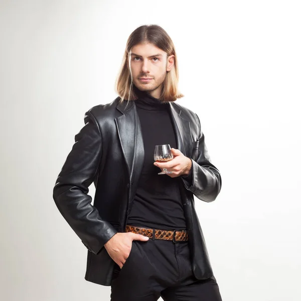 Retrato Cabelo Loiro Jovem Com Copo Conhaque Vestindo Terno Preto — Fotografia de Stock