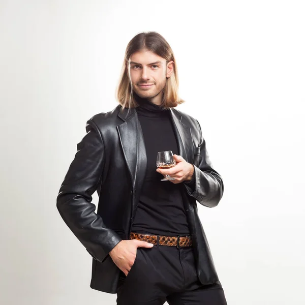 Retrato Cabelo Loiro Jovem Com Copo Conhaque Vestindo Terno Preto — Fotografia de Stock