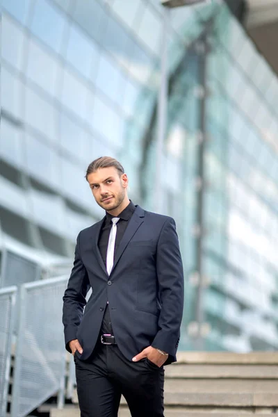 Beau jeune homme d'affaires élégant posant portrait en plein air — Photo