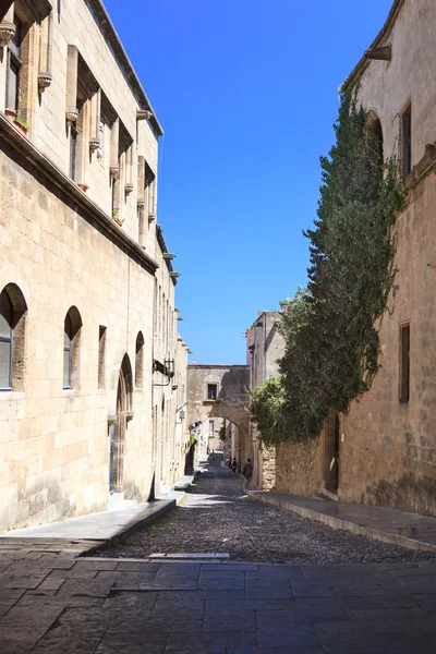 Tipica stradina stretta a Lindos, Rodi, Grecia — Foto Stock