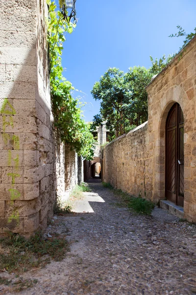 Tipica stradina stretta a Lindos, Rodi, Grecia — Foto Stock