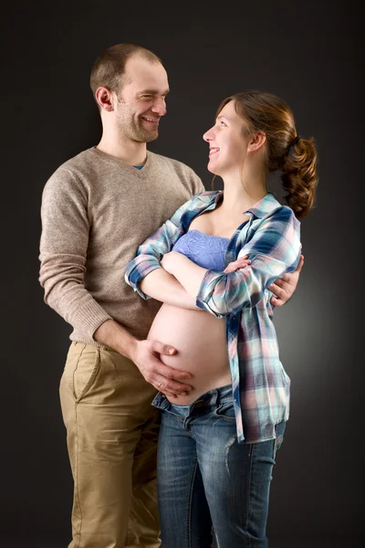 Retrato de um casal feliz grávida — Fotografia de Stock