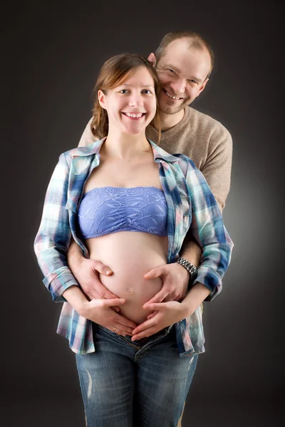 Portrait d'un couple enceinte heureux — Photo